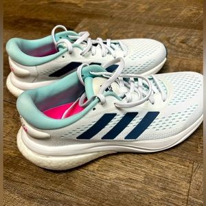 Women’s Adidas sneakers size 7